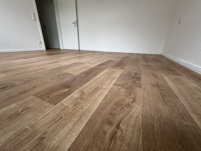 neuwertiger Laminatfußboden in