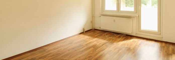 Aydınlık, kullanışlı, neredeyse engelsiz – camlı loggialı ve park yeri bulunan 2,5 odalı daire