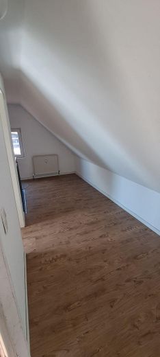 Zentrale provisionsfreie Wohnung in Neu-Ulm, perfekt für eine WG – Flur oben 2
