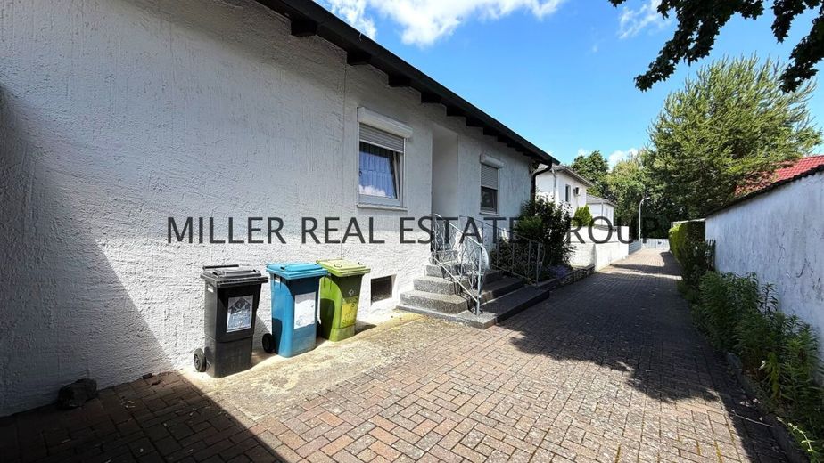 Seltene Gelegenheit in Ingolstadt-Unterhaunstadt: Großzügiger Bungalow mit Vollkeller, Doppelgarage, Garten &amp; Ausbaupotenzial! – Außenansicht