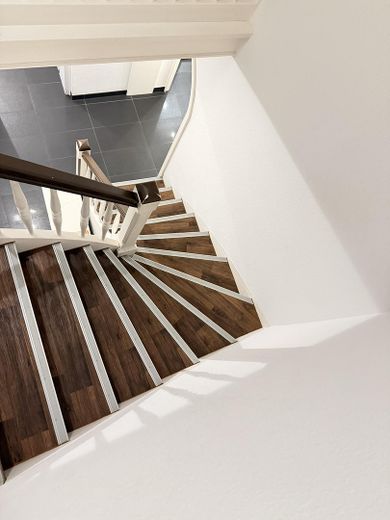 1–2 Familienhaus mit ca.300 m² Wfl.auf großzügigem 1.050-m²-Grundstück–ideal für Wohnen und Arbeiten – Treppenhaus OG