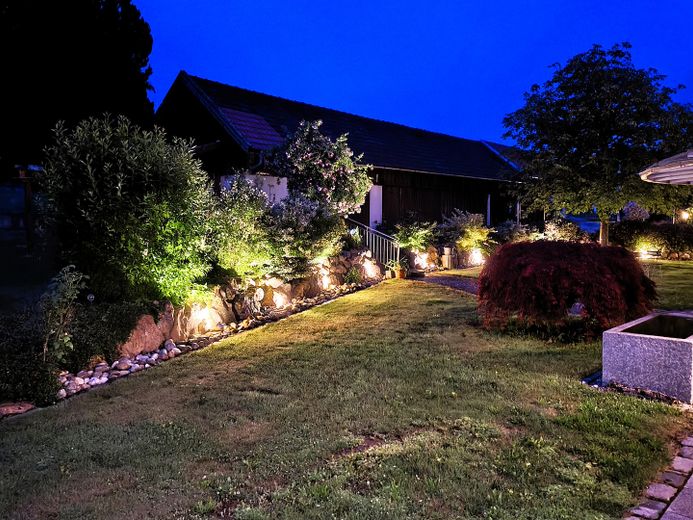 Einzigartiges Anwesen in unverbaubarer Alleinlage - naturnah wohnen, perfekt angebunden – Natursteinmauer bei Nacht