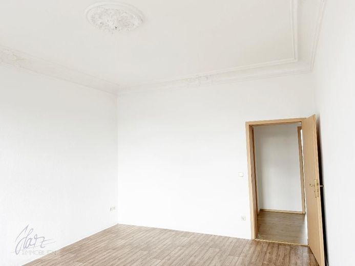***EXKLUSIVE 2-RAUM-ALTBAUWOHNUNG MIT STUCKDECKEN &amp; " BALKONEN *** Wohnen im Herzen von Alt-Riesa – Wohnzimmer mit Stuckdecke und Blick Richtung Flurbereich