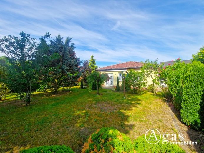 Ruhig, modern, bestens vernetzt: Bungalow in Seenähe von Wendisch Rietz – Garten
