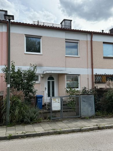 Direct intrekken in uw eigen huis met tuin aan de rand van München – Hausansicht von Norden