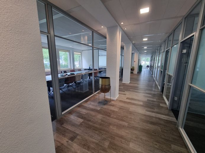 Premium Office – Sofort bezugsfertiges Büro mit Glaswänden und Top-Ausstattung – Flur