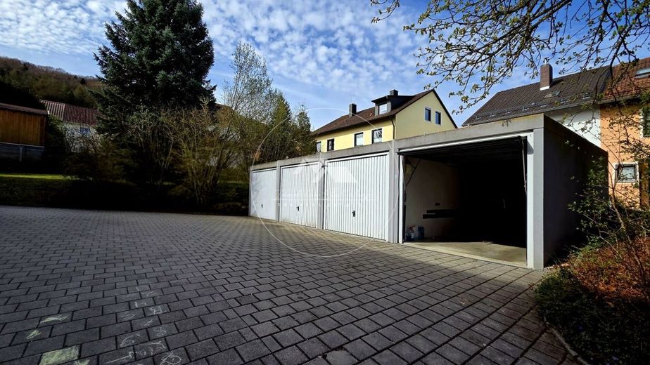 Selten: 4-Zimmer-Wohnung mit Privatgarten, Balkon, Garage &amp;  Top Anbindung – Garagen