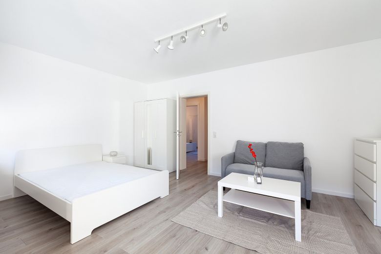 Appartamento arredato di 2 locali a Kassel-Nord-Holland – ristrutturato, con balcone e adatto a convivenza – Zimmer 1
