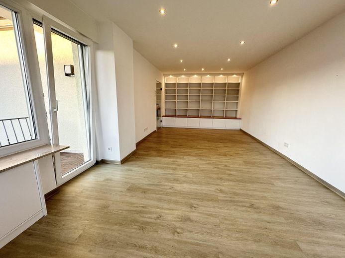 Hochwertig sanierte 4-Zimmer-Maisonette | 110 m² | 2 Bäder | Balkon | ruhige Lage an den Mainwiesen – Wohnzimmer OG