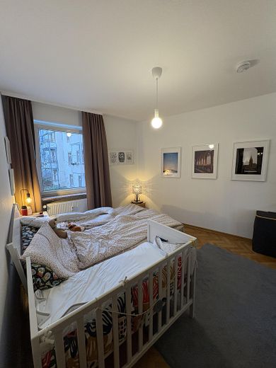 Schöne Vierzimmer-Altbauwohnung mit Balkon in Innenstadtnähe – Foto 3