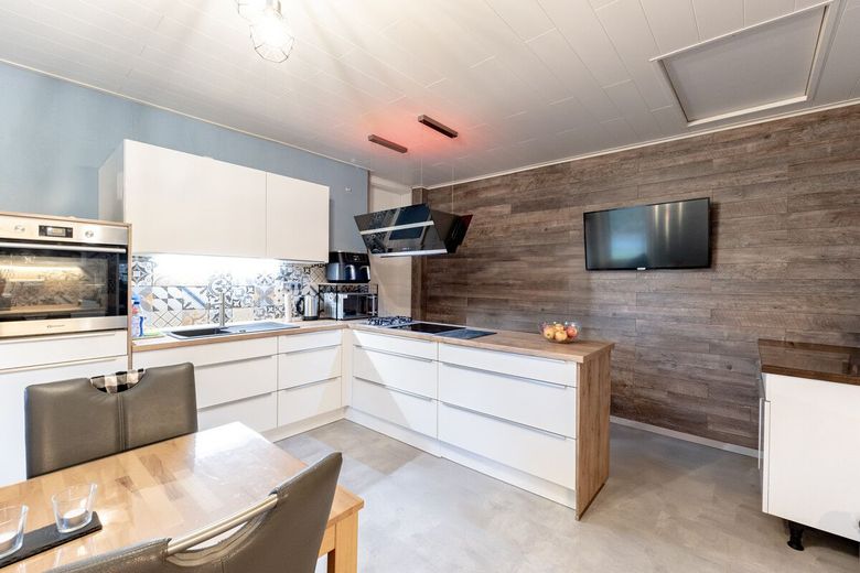 Wohlfühloase für zwei Familien - mit Pool, Sauna und Garten – Küche Neubau