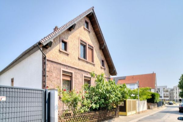 Attraente casa trifamiliare nel cuore di Blankenloch – Abitare e investire!