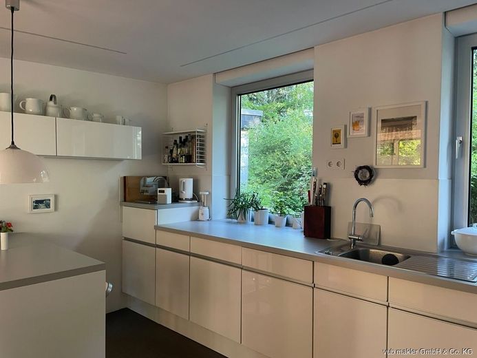 Rarität im Fichtelgebirge: Kernsanierter Bauhaus-Bungalow mit 163m² auf 7.500 m² Parkgrundstück – 19_Kueche-Ueberblick-Hochglanz