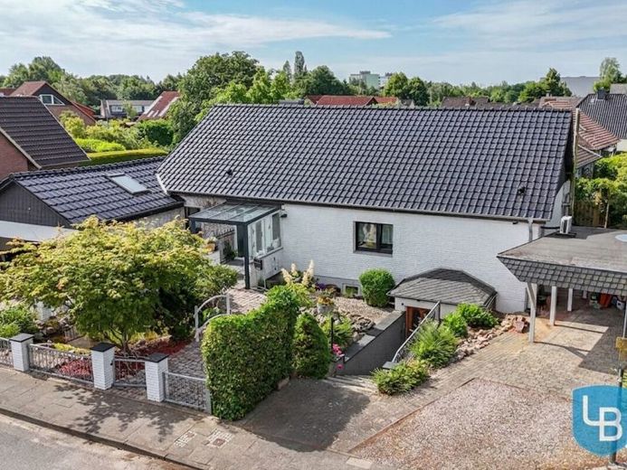 Modernisierter Walmdachbungalow mit wohnlich ausgebautem Kellergeschoss – Foto 1