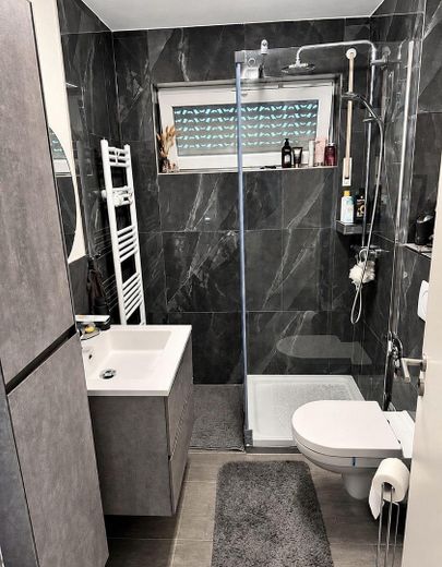 Mieszkanie jak we własnym domu! Bungalow z basenem, sauną i garażem – bez prowizji – Duschbad