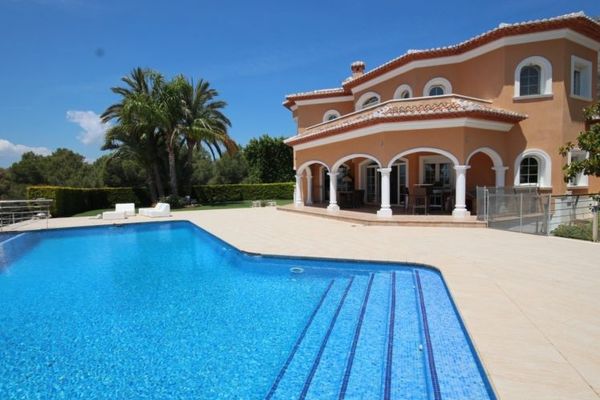 Montgó’nun güney tarafında sonsuzluk havuzu, barbekü, oyun alanı, çift garaj, bodrum, bahçe, balkon, teras ve birçok ayrıntıya sahip birinci sınıf villa