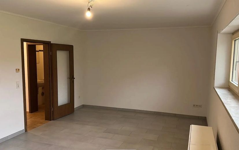 Urokliwa kawalerka z zabudową kuchenną w Trier-Pfalzel – Zimmer vom Fenster