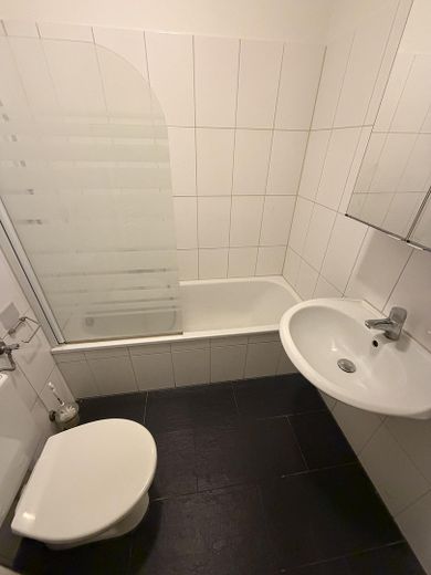 Limited until 31.01.2027 – Beautiful 1-room basement apartment with separate kitchen – Badzimmer