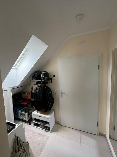 Piso accesible de 3 habitaciones en ubicación céntrica con balcón y vistas a zonas verdes – Diele/ Wohnungseingangstüre