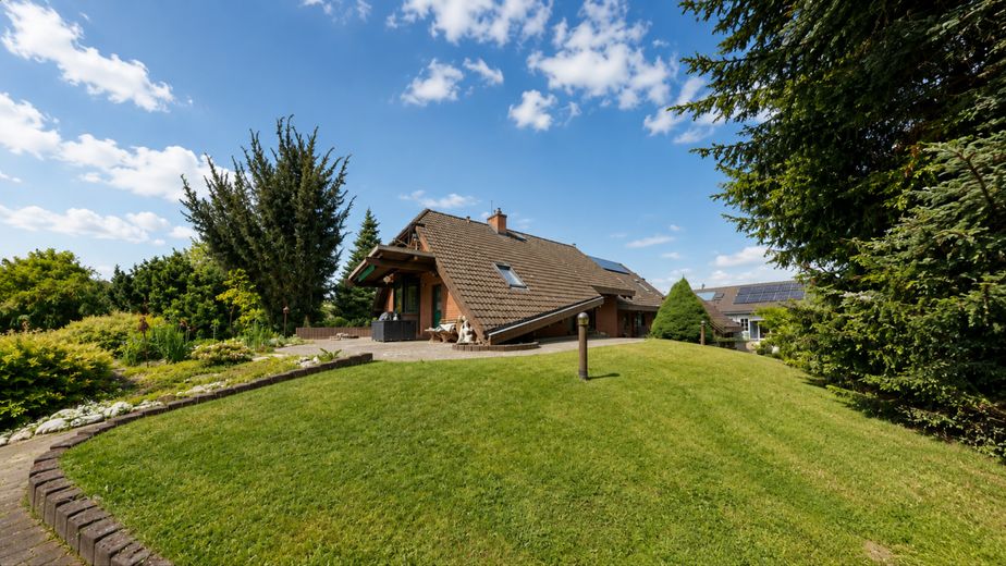 Architektenvilla am Waldrand bei Zerbst - jetzt zum attraktiven Preis &amp; sofort bezugsfertig! – Ost Ansicht