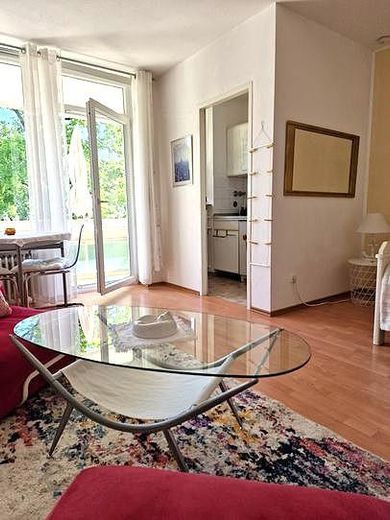 Möblierte, helle 1-Zimmer-Wohnung mit Südloggia in absolut ruhiger und dennoch zentraler Lage! – Foto 2