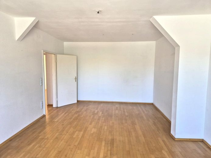 Wohnzimmer mit Balkon