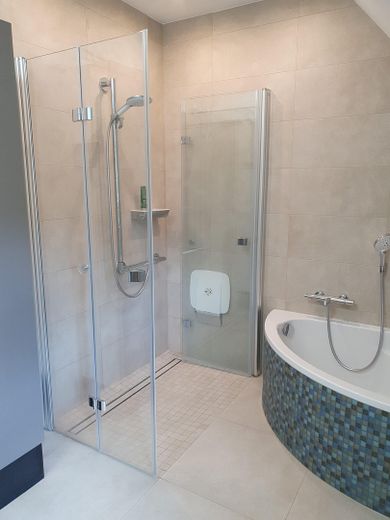 Per famiglie, casa unifamiliare indipendente a Eckental Brand da privato – Badezimmer ebenerdige Dusche