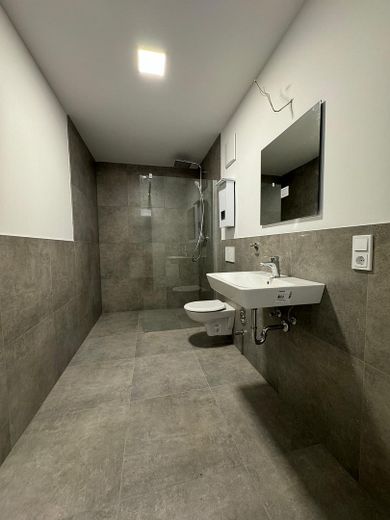 شقة حديثة من 3 غرف مع منطقة معيشة مفتوحة ومصعد وموقف سيارات في ألسدورف – Badezimmer