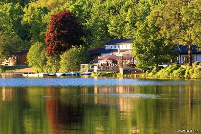 Einzigartiges Freizeitareal in Wasserlage: Gastronomie, Camping und Steganlagen – Beispielbild