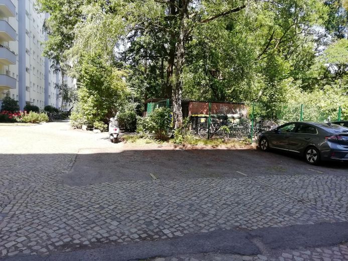 شقة من غرفتين متاحة للسكن فورًا في شارع جانبي هادئ، بإطلالة على المساحات الخضراء – Stellplatz und Fahrradkäfig