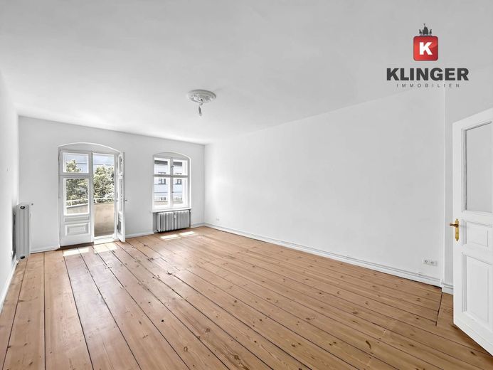 Repräsentatives Altbau-Juwel im beliebten Winterfeldtkiez: Großzügige 4-Zimmer-Wohnung mit Balkon – Wohnzimmer - andere Perspektive