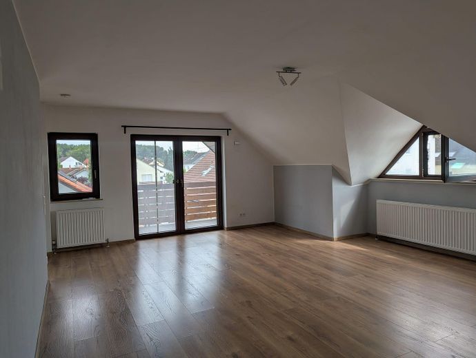 Luminoso piso de 2 habitaciones con encanto – Wohnzimmer_01
