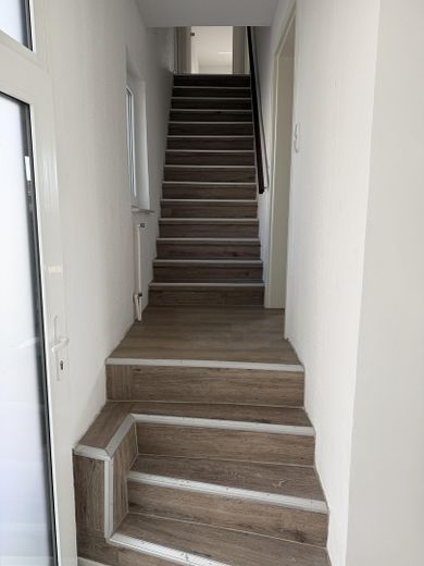 renoviertes Haus 4 Zimmer Küche Bad mit Hof und Garage Worms Abenheim – Treppe