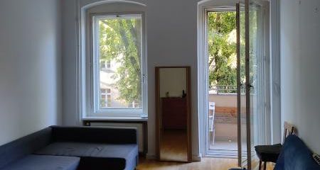 Wohnzimmer mit Balkon