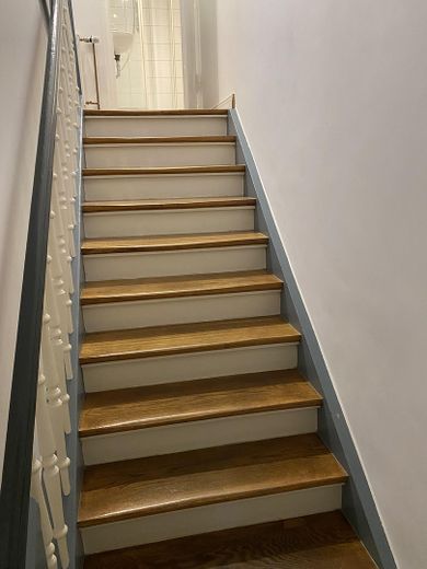 Moritzberg: 4,5-Zimmer-Maisonette-Wohnung mit Balkon und Garten – Treppenhaus