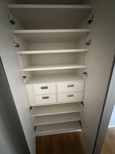 Lichtenberg'de geniş manzaralı modern yaşam: 4 oda, yerden ısıtmalı yeni bina – Einbauschrank Flur