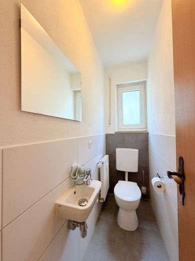 Renovierte EG 4-Zimmer WHG mit Balkon, Einbauküche und Garage – WC