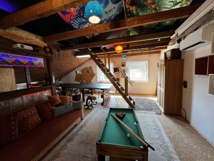 Wackersdorf / Meldau – Großzügiges Ein-/Zweifamilienhaus mit Einliegerwohnung und PV-Anlage – Hobbyraum DG mit Klimaanlage