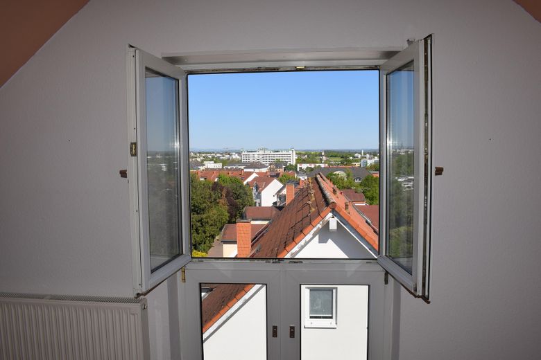 Provisionsfrei! 3-Zimmer Maisonette im 3. OG – Dachstudio (III)
