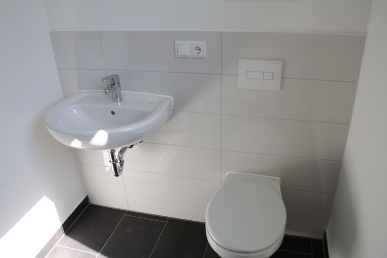 Stilvolle, neuwertige 3-Zimmer-Wohnung in Rostock-Südstadt – Bad_2