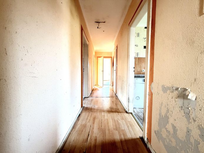 Viel Raum für Familie oder Investment – leere 4 Zimmer-Wohnung mit großem Balkon + PROVISIONSFREI + – Flur