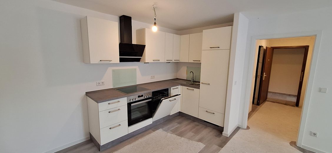 Appartamento ristrutturato integralmente di 2 locali con cucina abitabile, al piano rialzato, con balcone, garage sotterraneo e nuova cucina di marca – Moderne Küche