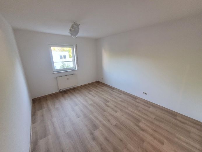 helle 3 Raumwohnung mit großem Balkon u. Tiefgarage – Schlafzimmer
