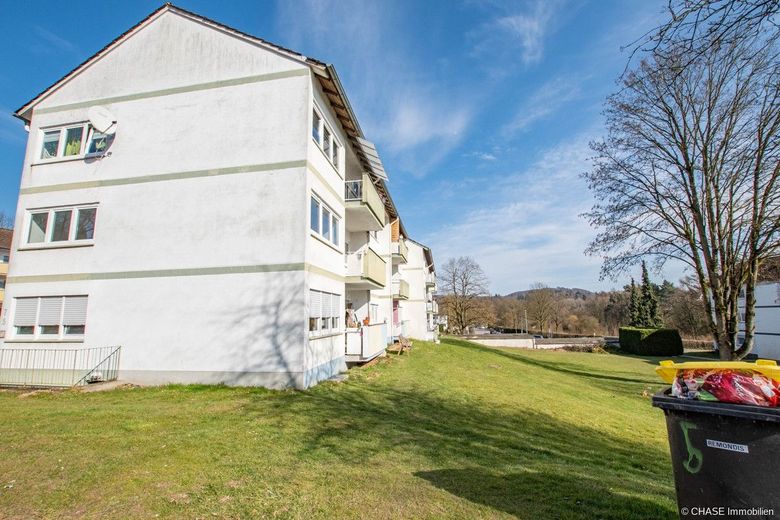 Gepflegte Hochparterre-Eigentumswohnung im friedlichen Blomberg - Renditeobjekt mit Zukunft! – Seitliches Grundstück rechts