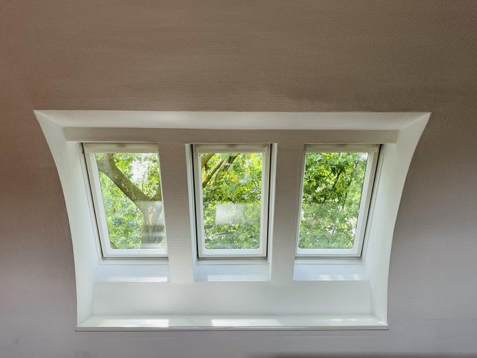 Dachterrasse mit Blick ins Grüne. Ganz oben. Ganz für sich. Ganz ruhig. Mitten im Wasserviertel. – Blick ins Grüne