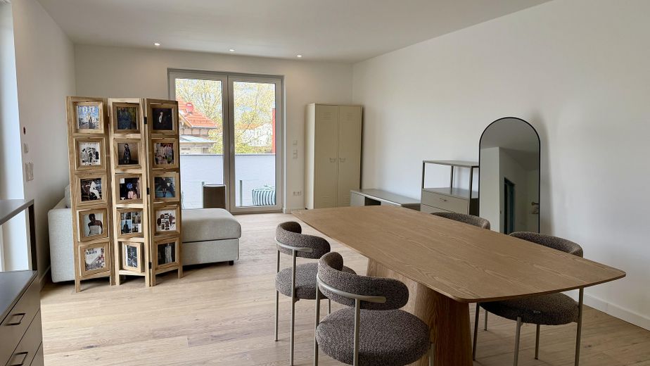 Kernsaniertes Apartment bei der Outletcity 3 % Neubau AfA + KfW-Förderkredit mit Tilgungszuschuss – Wohn- Essbereich
