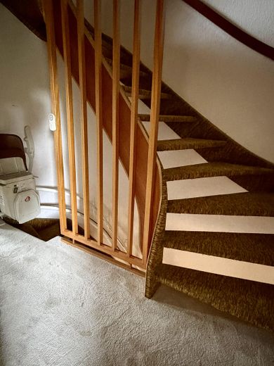 Casa a schiera di testa tranquilla e centrale a Norderstedt vicino ad Amburgo – Flur 1. OG mit Treppenlift