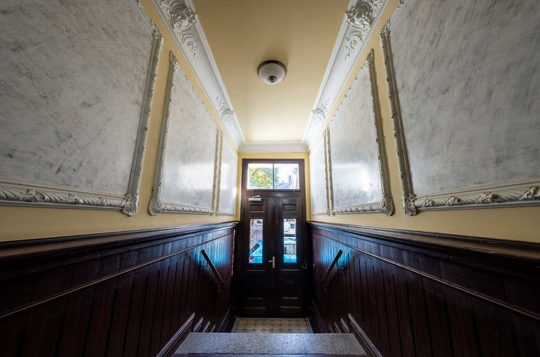 Stilvoll saniert: 2-Zimmer-Wohnung in Leipzig-Altlindenau – Treppenhaus/Eingang