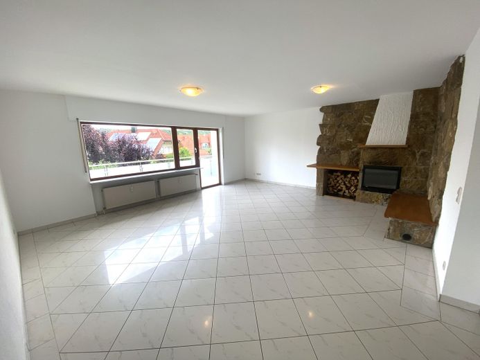 DHH ca. 170 qm Wohnfläche zuzügl. Nutzfläche, sowie Balkon Carport Stellfläche Garten – Wohnzimmer mit Kaminbereich