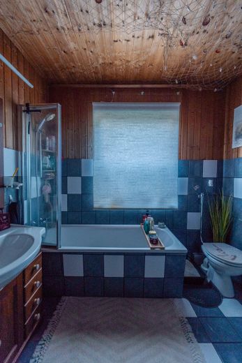 Oasi verde nell’idilliaca Zernsdorf su 1.130 m² con laghetto, sauna e serra – Badezimmer mit Wanne
